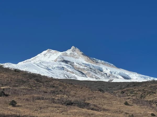 a beautiful view of the mounatin